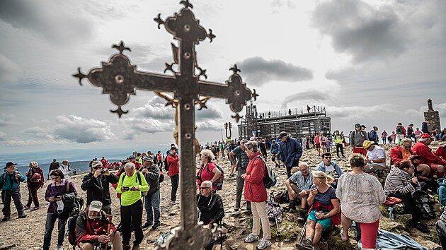 Turist bhem vstupu na horu Snku v Krkonoch. (10. srpna 2021)