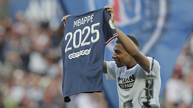 Kylian Mbappé ukazuje, že zůstává v PSG.