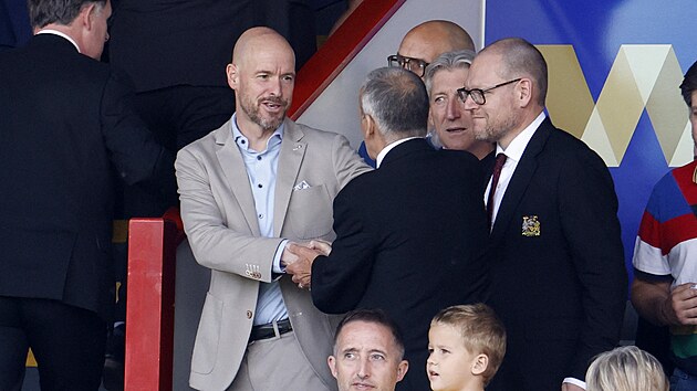 Erik ten Hag (vlevo) sledoval posledn� z�pas Manchesteru United v sezon� proti...