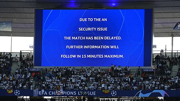 Z bezpečnostních důvodů byl výkop finále Ligy mistrů na Stade de France odložen.