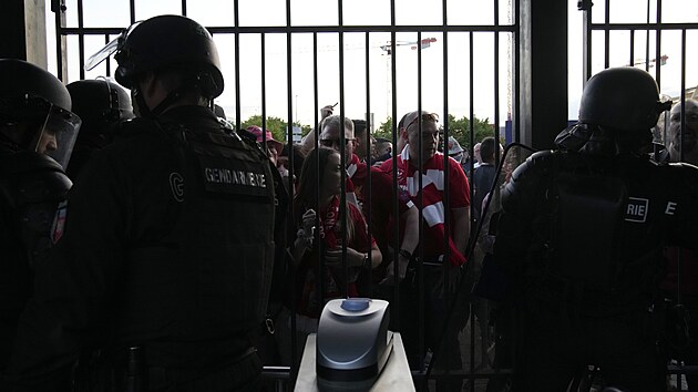 Fanoušci Liverpoolu čekají za plotem Stade de France před finále Ligy mistrů. Na místo byli kvůli nepokojům přizváni policisté.