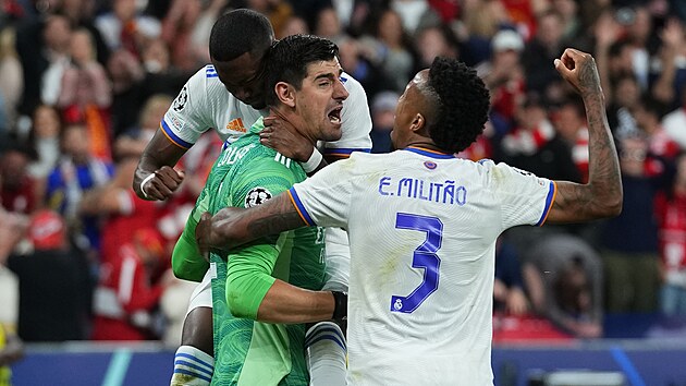 Hri Realu Madrid oslavuj branke Thibauta Courtoise.