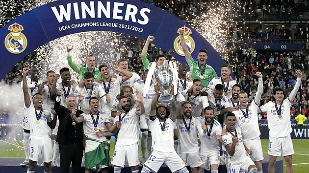 V�t�zem Ligy mistr� v ro�n�ku 2021/2022 se stali fotbalist� Realu Madrid. Poh�r zdvihl nad hlavu kapit�n Marcelo.