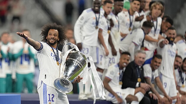 Marcelo kr ke spoluhrm z Realu Madrid s trofej pro vtze Ligy mistr.