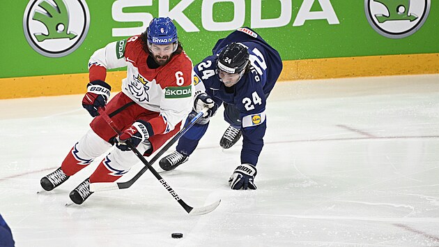 Český bek Michal Kempný se snaží prchnout finskému útočníkovi Hannesi Björninenovi.