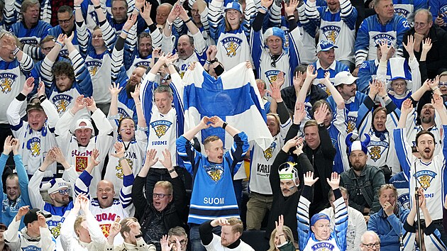 Finští fanoušci se radují z gólu svého týmu během semifinále proti USA.