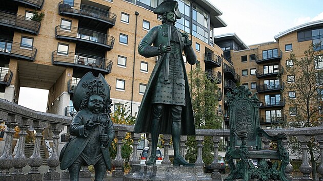 Clem vandal, kte pokodili monument cara Petra Velikho v Londn, se stal sket vlevo a ulov balustrda za sousom. (2. listopadu 2009)