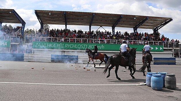 Policist na konch bhem preventivn akce na autodromu Sosnov. Zstupci z Libereckho kraje maj svtl koile a sed na tmavch konch.