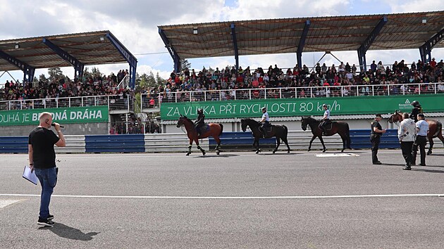 Policist na konch bhem preventivn akce na autodromu Sosnov. Zstupci z Libereckho kraje maj svtl koile a sed na tmavch konch.