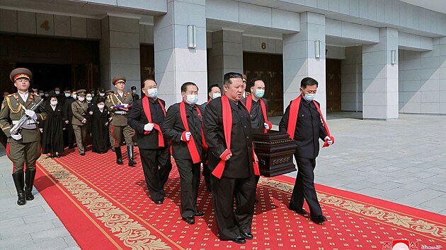 Severokorejsk vdce Kim ong-un nese ze severokorejskho Domu kultury rakev s ostatky marla, kter hrl dleitou roli pi jeho cest k moci a jemu uspodal sttn poheb. (22. kvtna 2022)