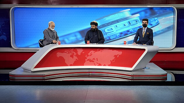 Islamistické hnutí Tálibán přikázalo moderátorkám afghánských médií, aby si zahalily tváře. Moderátoři na podporu svých kolegyň začali nosit roušky. (22. května 2022)