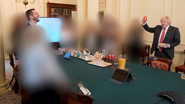 Britsk premir Boris Johnson na fotkch z verk v Downing Street, kter se konaly za koronavirov uzvry navzdory tehdy platnm restrikcm. (25. kvtna 2022)