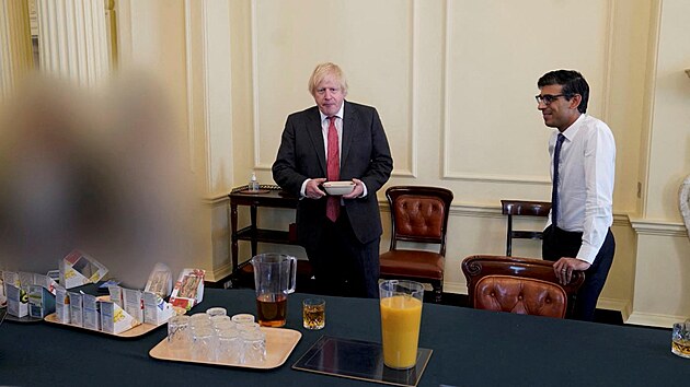 Britský premiér Boris Johnson na fotkách z večírků v Downing Street, které se konaly za koronavirové uzávěry navzdory tehdy platným restrikcím. (25. května 2022)