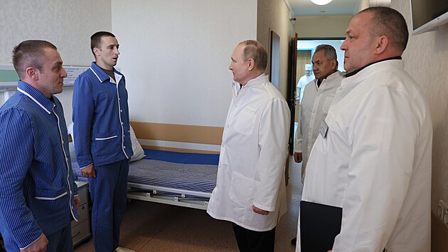 Ruský prezident Vladimir Putin v doprovodu ruského ministra obrany Sergeje Šojgua poprvé navštívil nemocnici s ruskými vojáky zraněnými na Ukrajině. (25. května 2022)