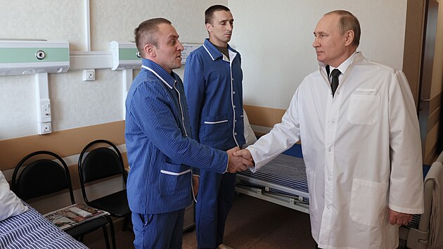 Ruský prezident Vladimir Putin v doprovodu ruského ministra obrany Sergeje Šojgua poprvé navštívil nemocnici s ruskými vojáky zraněnými na Ukrajině. (25. května 2022)