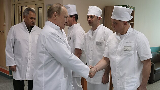 Rusk prezident Vladimir Putin v doprovodu ruskho ministra obrany Sergeje ojgua poprv navtvil nemocnici s ruskmi vojky zrannmi na Ukrajin. (25. kvtna 2022)