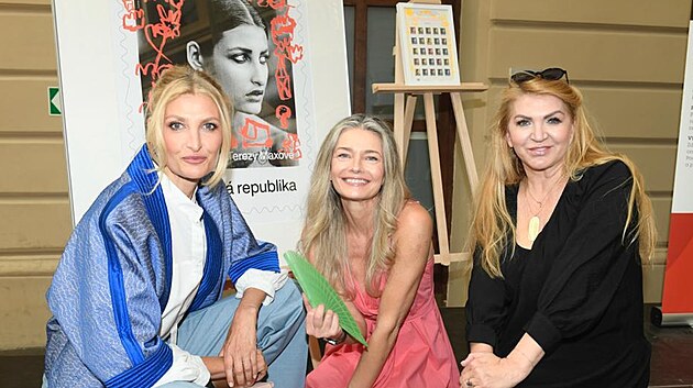 Tereza Maxov, Pavlna Pozkov a Martina Formanov ped zarmovanm stotiskem, kter je mon vydrait v charitativn aukci.