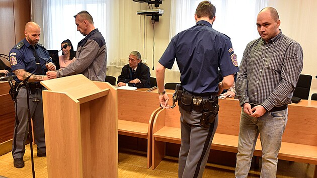 Obžalovaní Karel Janáč (vpravo) a Pavel Holaň v soudní síni. (20. května 2022)