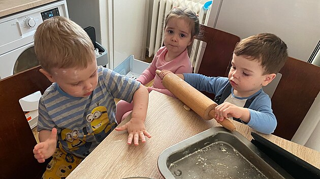 Děti si pečení oblíbené ukrajinské pochoutky zjevně užily.