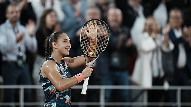 Francouzka Diane Parryov zdrav domc fanouky po vtzstv v prvnm kole Roland Garros nad Barborou Krejkovou.