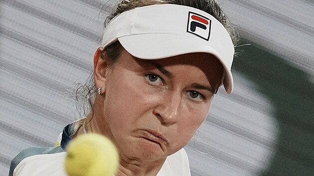 Barbora Krejkov sleduje balonek v zpase prvnho kola Roland Garros.