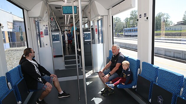 Cestuj�c� p�i j�zd� nepoznaj� rozd�l. Vod�kov� vlak je jen o n�co ti���, ne� b�n� souprava.