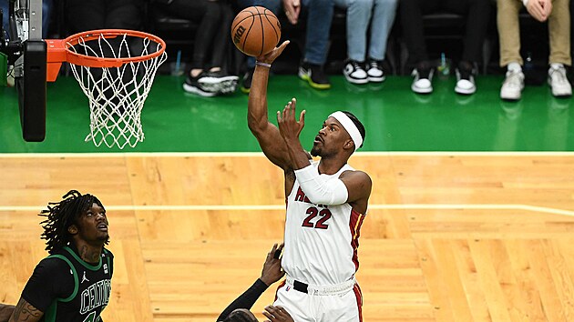 Jimmy Butler zakonuje v estm zpase finle Vchodn konference proti Bostonu.