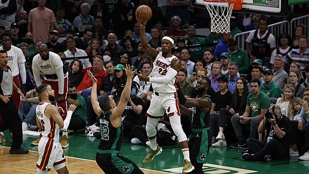 Jimmy Butler doskakuje m v estm zpase finle Vchodn konference proti Bostonu.