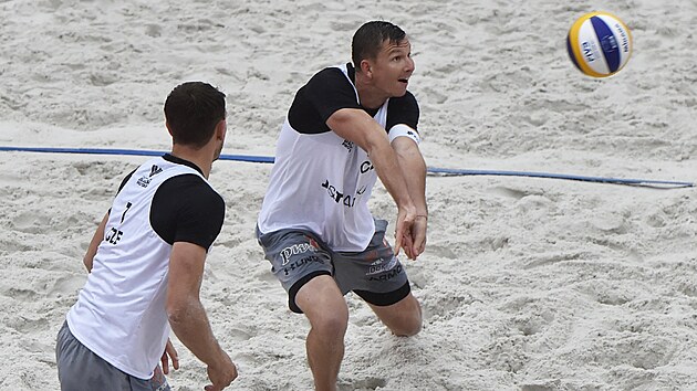 Ondej Perui (vlevo) a David Schweiner (vpravo) na turnaji kategorie Elite v plovm volejbalu v Ostrav.