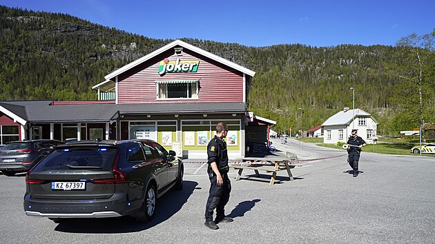 Místo činu v oblasti Numedal v Norsku, kde neznámý muž pobodal několik lidí. (20. května 2022)