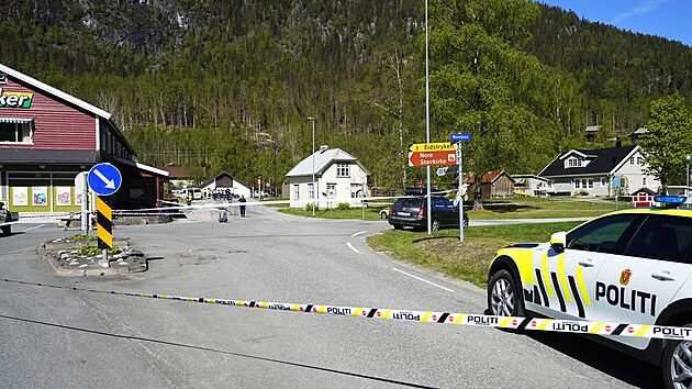 M�sto �inu v oblasti Numedal v Norsku, kde nezn�m� mu� pobodal n�kolik lid�. (20. kv�tna 2022)