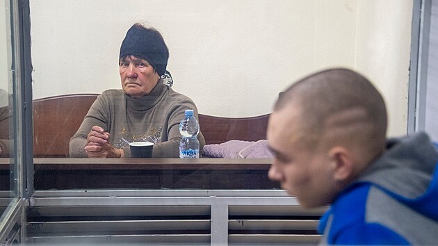 Ruský voják Vadim Šišimarin čelí na Ukrajině obvinění z vraždy ukrajinského civilisty. Na snímku je s ním vdova po oběti. (20. května 2022)