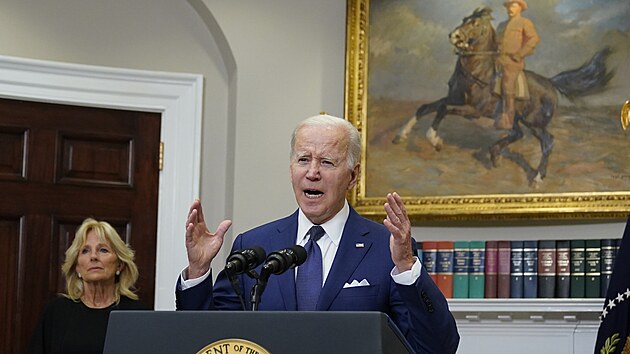 Americký prezident Joe Biden za přítomnosti své ženy Jill mluví k národu poté, co na škole v texaském Uvalde zabil osmanáctiletý střelec nejméně jednadvacet lidí včetně devatenácti dětí. (24. května 2022)