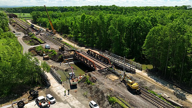 Specialist o vkendu pomoc hydraulickch vlc pesunuli dva eleznin mosty u Lanhota o nkolik metr, aby se msto nich mohly stavt mosty nov a zrove byl zachovn provoz po jedn koleji.