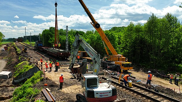 Specialist o vkendu pomoc hydraulickch vlc pesunuli dva eleznin mosty u Lanhota o nkolik metr, aby se msto nich mohly stavt mosty nov a zrove byl zachovn provoz po jedn koleji.