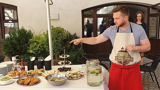 Karel Kopeck se svoji partnerkou provozuje na hrad vyhlen bistro s vlastn zmrzlinou a anglickou kuchyn.