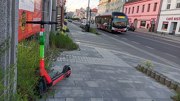 V Pardubicch jsou dva provozovatel elektrokolobek, spolenosti Bolt a Lime jich maj dohromady kolem ty stovek.