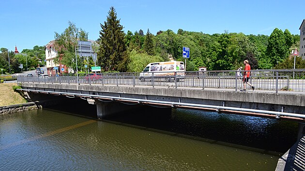 Celkový pohled na most přes Tichou Orlici v Chocni.
