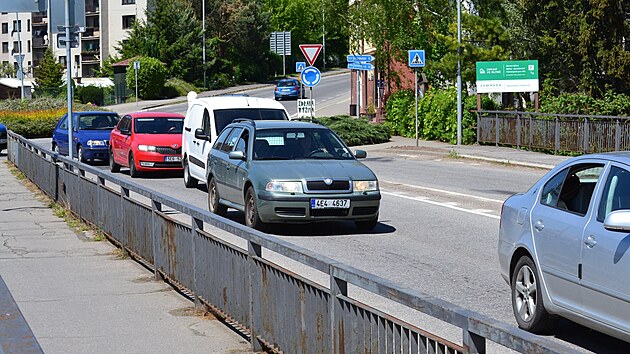 Zástup čekajících aut na mostě před okružní křižovatkou je poměrně častým obrázkem.