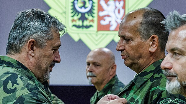 Nelnk Generlnho tbu Armdy R armdn generl Ale Opata (vlevo) pedv ocenn majoru v zloze Milanu Mojovi. (24. kvtna 2022)