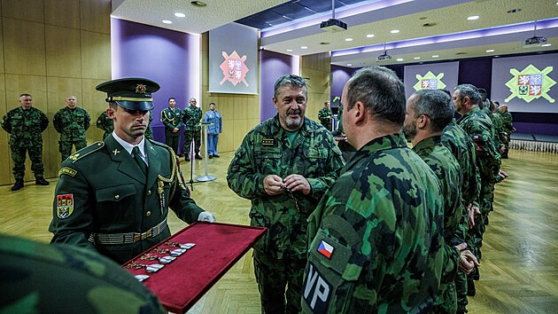 V Dom armdy Praha armdn generl Opata pedal vojkm ocenn za 20 let sluby. (24. kvtna 2022)