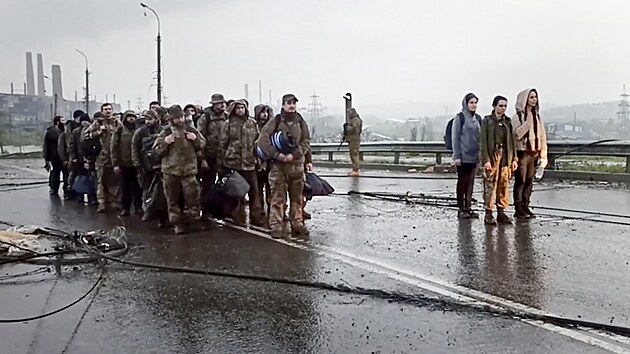 Snímek z videa ruského ministerstva obrany ukazuje ukrajinské vojáky, jak opouštějí obleženou ocelárnu Azovstal v Mariupolu. (19. května 2022)
