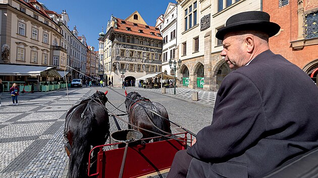 Perfektn pe. Ko se o sv kon staraj
svdomit. Zajiuj jim pstup k dostatku
erstv vody i krmiva a kopyta jim opatuj
ortopedickmi pogumovanmi protiskluzovmi
podkovami pvodem z eska, kter
tlum nrazy a usnaduj pohyb po nerovnm
povrchu.