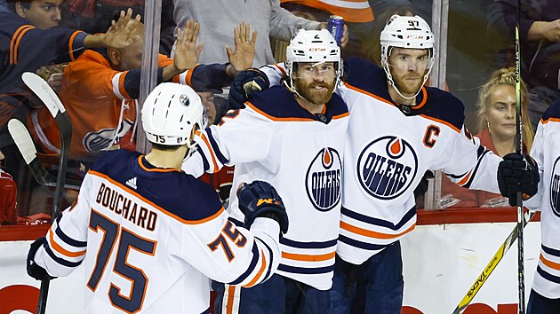 Hráči Edmontonu Oilers se radují ze vstřeleného gólu.