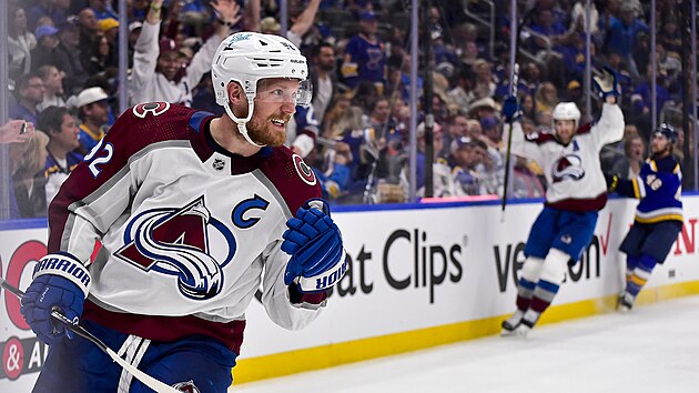 Kapitn Colorada Gabriel Landeskog se oslavuje vstelen gl v zpase proti St. Louis.