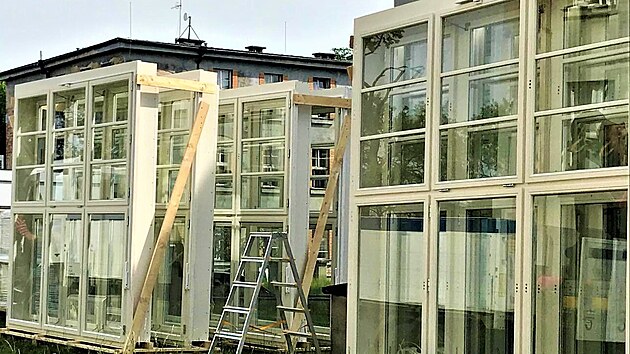 Při modernizaci Thomayerovy nemocnice musela nová okna kvůli památkářské ochraně zachovat původní design. (květen 2022)