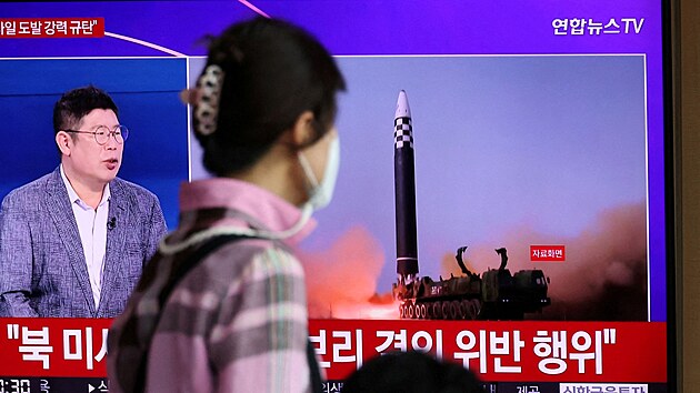 ena v jihokorejskm Soulu sleduje na televizn obrazovce raketu odplenou KLDR. (25. kvtna 2022)