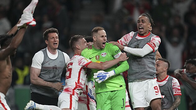 Fotbalisté Lipska se radují z vítězství v Německém poháru. Ve finále zdolali...
