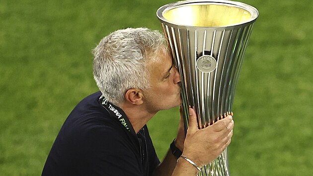 Jos Mourinho,  trenr AS m, se lask s trofej pro vtze Konferenn ligy.