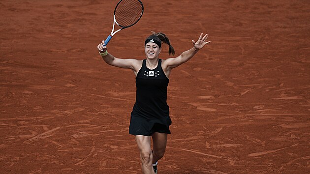 Karolna Muchov se raduje z postupu do tetho kola Roland Garros.